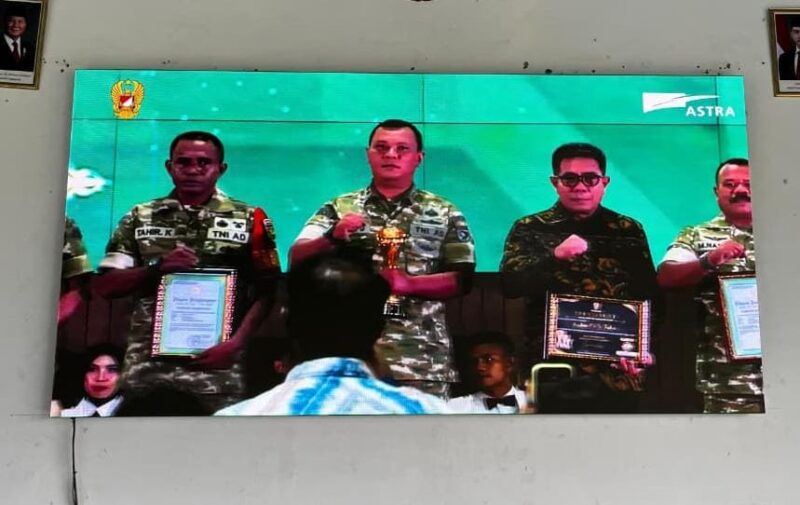 Komandan Kodim 1505/Tidore, Letnan Kolonel Infanteri Wahyu Widya Sasono, didampingi Wakil Wali Kota Tidore Kepulauan Ahmad Laiman saat menerima piagam penghargaan. 