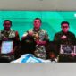 Komandan Kodim 1505/Tidore, Letnan Kolonel Infanteri Wahyu Widya Sasono, didampingi Wakil Wali Kota Tidore Kepulauan Ahmad Laiman saat menerima piagam penghargaan. 