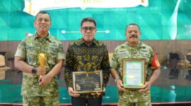 Penghargaan diterima oleh Komandan Kodim (Dandim) 1505/Tidore Letkol Inf Wahyu Widya Sasono, didampingi Wakil Wali Kota Tidore Kepulauan Ahmad Laiman