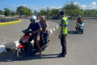 Menjaga keamanan dan ketertiban lalu lintas, tim operasi lilin melakukan penertiban. 