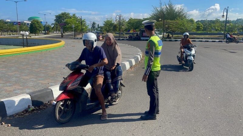 Menjaga keamanan dan ketertiban lalu lintas, tim operasi lilin melakukan penertiban. 