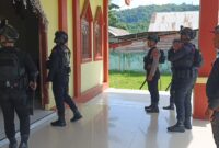 Anggota Sat Brimob melakukan pengamanan di Gereja. 