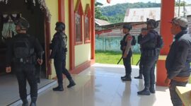 Anggota Sat Brimob melakukan pengamanan di Gereja. 