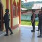 Anggota Sat Brimob melakukan pengamanan di Gereja. 