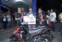 Wali Kota Muhammad Sinen menyerahkan hadiah kepada pemenang turnamen domeno walikota cup. 