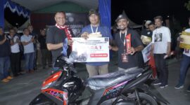 Wali Kota Muhammad Sinen menyerahkan hadiah kepada pemenang turnamen domeno walikota cup. 