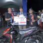 Wali Kota Muhammad Sinen menyerahkan hadiah kepada pemenang turnamen domeno walikota cup. 