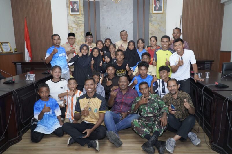 Rombongan atletik Kota Tidore Kepulauan bersama Wali Kota Muhammad Sinen, Ketua DPRD, Wakil Wali Kota, serta seluruh jajaran Pemerintah Daerah menyambut kunjungan silaturahmi.. 