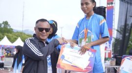 Wali Kota Tidore, Muhammad Sinen memberikan hadiah kepada pemenang Tidore Run. 