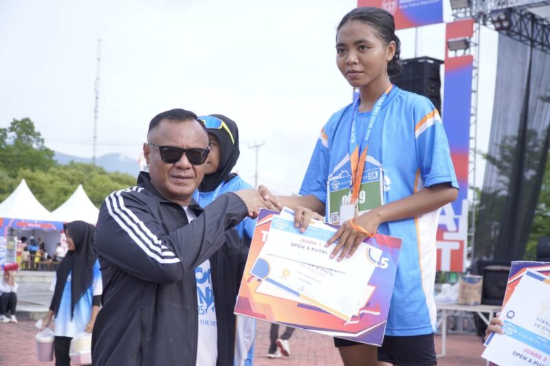 Wali Kota Tidore, Muhammad Sinen memberikan hadiah kepada pemenang Tidore Run. 