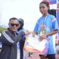 Wali Kota Tidore, Muhammad Sinen memberikan hadiah kepada pemenang Tidore Run. 