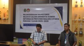Ketua Timsel, Prof Husain Alting saat memantau proses tes potensi peserta KIP Malut.
