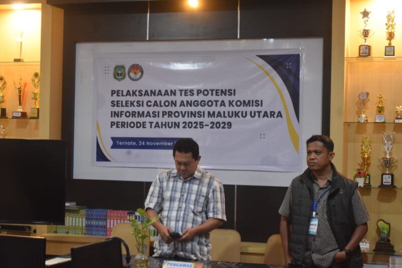 Ketua Timsel, Prof Husain Alting saat memantau proses tes potensi peserta KIP Malut.
