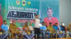 Wakil Walikota Tidore Kepulauan, Ahmad Laiman,  menyampaikan sambutan sekaligus membuka dengan Resmi Tournament Badminton Kejurkot II Piala Walikota Tidore Tahun 2025 di GOR MA Sport, SKB Tomagoba, Kota Tidore.