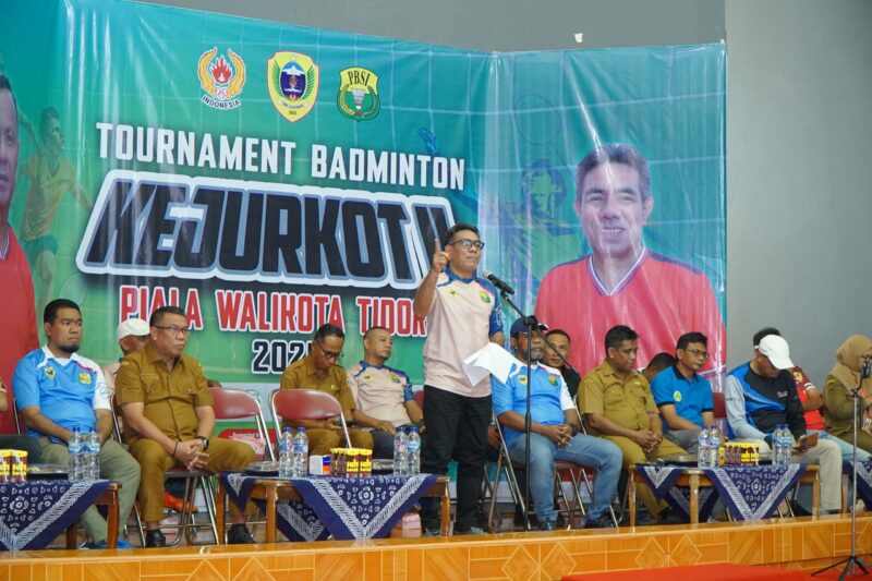 Wakil Walikota Tidore Kepulauan, Ahmad Laiman,  menyampaikan sambutan sekaligus membuka dengan Resmi Tournament Badminton Kejurkot II Piala Walikota Tidore Tahun 2025 di GOR MA Sport, SKB Tomagoba, Kota Tidore.