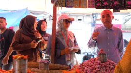 Asisten Sekda Bidang Perekonomian dan Pembangunan Taher Husaen  bersama Tim TPID Kota Tidore Kepulauan melakukan Sidak di Pasar Galala Kecamatan Oba Utara.