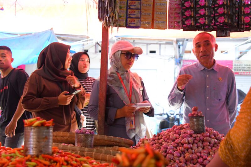 Asisten Sekda Bidang Perekonomian dan Pembangunan Taher Husaen  bersama Tim TPID Kota Tidore Kepulauan melakukan Sidak di Pasar Galala Kecamatan Oba Utara.