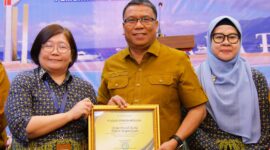 Sekretaris Daerah Kota Tidore Kepulauan Drs. H. Ismail Dukomalamo menerima penghargaan yang diberikan kepada pemerintah Kota Tidore Kepulauan terhadap Dukungan Optimalisasi Pelaksanaan Program Jaminan Kesehatan.