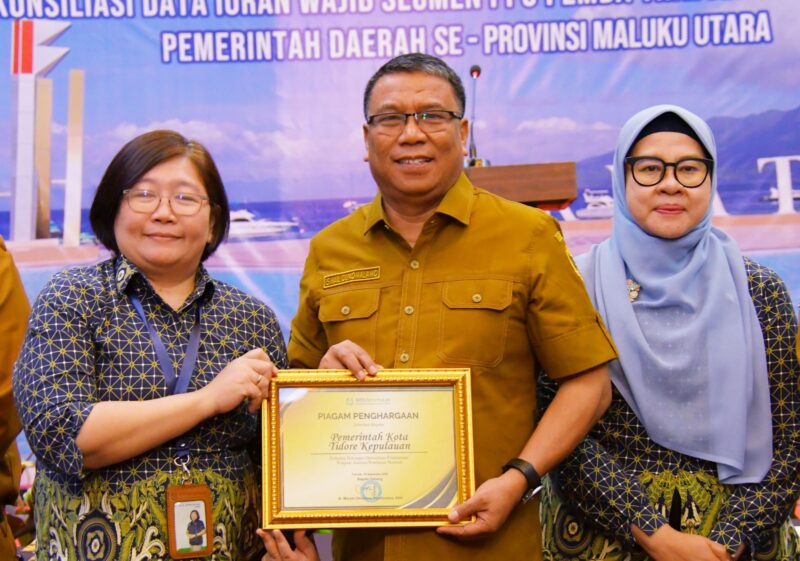 Sekretaris Daerah Kota Tidore Kepulauan Drs. H. Ismail Dukomalamo menerima penghargaan yang diberikan kepada pemerintah Kota Tidore Kepulauan terhadap Dukungan Optimalisasi Pelaksanaan Program Jaminan Kesehatan.