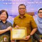 Sekretaris Daerah Kota Tidore Kepulauan Drs. H. Ismail Dukomalamo menerima penghargaan yang diberikan kepada pemerintah Kota Tidore Kepulauan terhadap Dukungan Optimalisasi Pelaksanaan Program Jaminan Kesehatan.