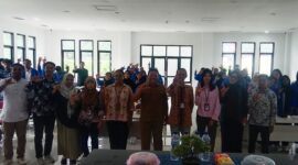 Foto bersama Mahasiswa KKN tematik literasi, Rektor Unibrah Tidore bersama jajaran dan Kepala Balai Bahasa Malut dan jajaran di aula Balai Bahasa Malut, Selasa (20/1/2026). 
