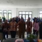 Foto bersama Mahasiswa KKN tematik literasi, Rektor Unibrah Tidore bersama jajaran dan Kepala Balai Bahasa Malut dan jajaran di aula Balai Bahasa Malut, Selasa (20/1/2026). 