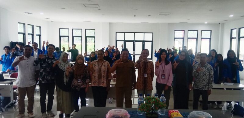 Foto bersama Mahasiswa KKN tematik literasi, Rektor Unibrah Tidore bersama jajaran dan Kepala Balai Bahasa Malut dan jajaran di aula Balai Bahasa Malut, Selasa (20/1/2026). 