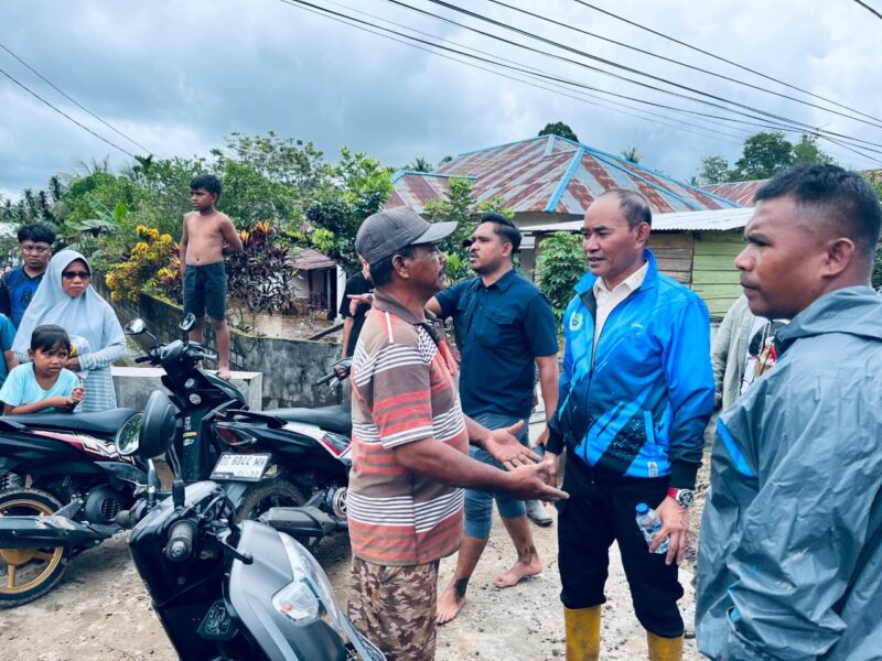 Wakil Bupati Halmehera Barat Djufri Muhammad Saat meninjau Lokasi Banjir.