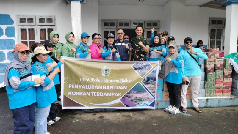 Penyaluran bantuan ke korban Bencana Banjir du Kabupaten Halmahera Barat. 