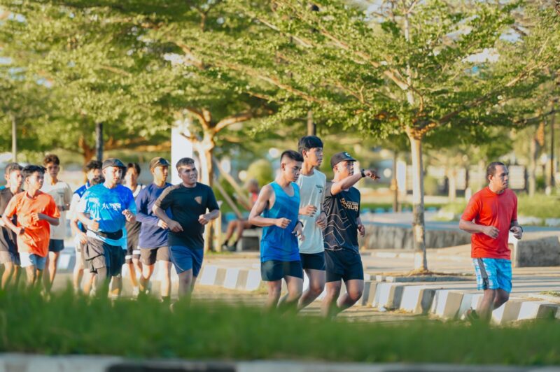 Kegiatan easy run perdana oleh komunitas Sofifi Runners di seputaran jalan 40 Sofifi. (Foto: Ijal Shuttercom/Discover Sofifi) 