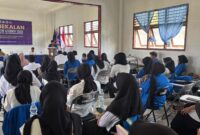 Rektor Unibrah, Sarbaini A Kairm meneriku sambutan.. 