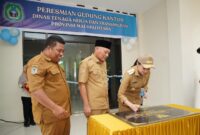 Gubernur Sherly Laos menandatangani prasasti peresmian Kantor Disnakertrans Malut, Selasa (20/1/2026). 