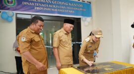 Gubernur Sherly Laos menandatangani prasasti peresmian Kantor Disnakertrans Malut, Selasa (20/1/2026). 