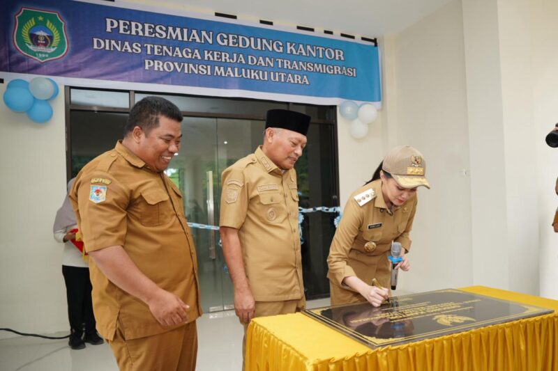 Gubernur Sherly Laos menandatangani prasasti peresmian Kantor Disnakertrans Malut, Selasa (20/1/2026). 