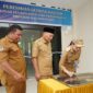 Gubernur Sherly Laos menandatangani prasasti peresmian Kantor Disnakertrans Malut, Selasa (20/1/2026). 