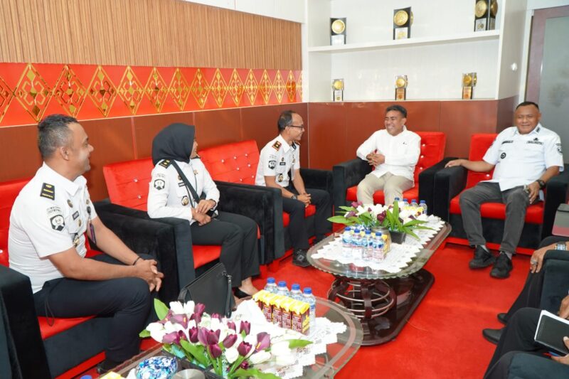 Wali Kota Muhammad Sinen menerima kunjungan Kepala Rumah Tahanan (Rutan) Kelas II B Soasio, Agus Setyawan. 