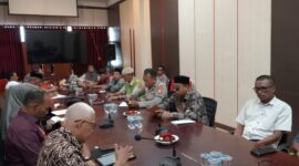 Rudi Ipaenin saat memimpin rapat persiapan pelaksanaan MTQ XXXI tingkat Kota Tidore Kepulauan.