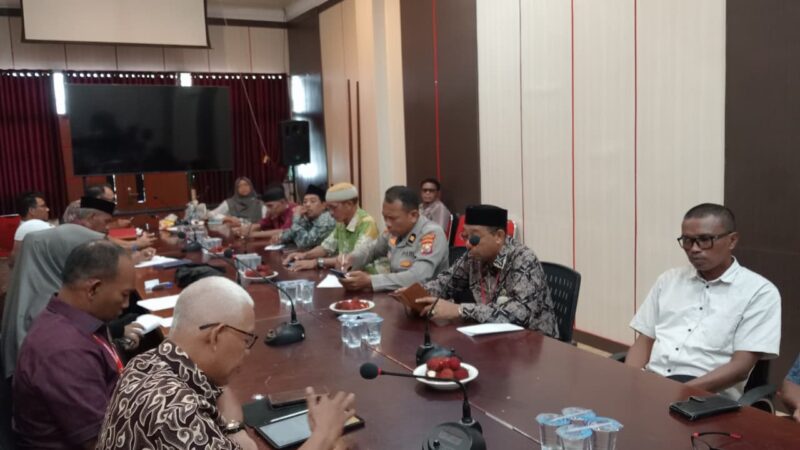 Rudi Ipaenin saat memimpin rapat persiapan pelaksanaan MTQ XXXI tingkat Kota Tidore Kepulauan.