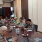 Rudi Ipaenin saat memimpin rapat persiapan pelaksanaan MTQ XXXI tingkat Kota Tidore Kepulauan.