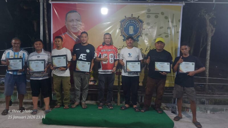 Wali Kota Muhammad Sinen foto  bersama para pemenang. 