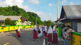 Siswa berkeliaran di jalan raya. Dokumentasi: Am Teapon/marasai.id