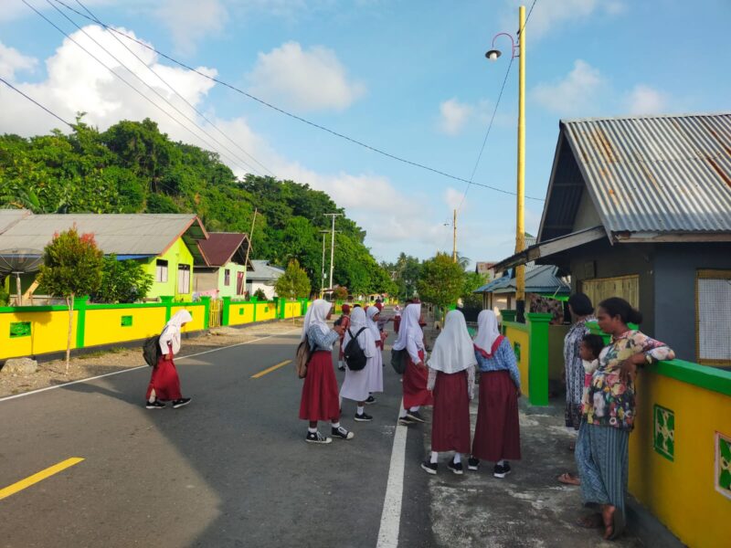 Siswa berkeliaran di jalan raya. Dokumentasi: Am Teapon/marasai.id