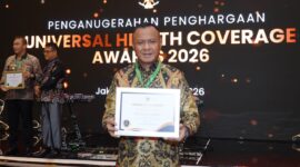 Wali Kota Tidore, Muhammad Sinen saat menerima piagam penghargaan UTC award 2026.