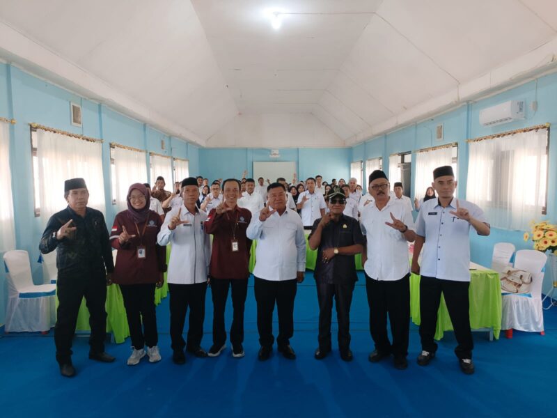 Foto bersama Pemkab Pulau Taliabu dengan Balai Bahasa Malut dan peserta rakor Revitalisasi Bahasa Daerah. 