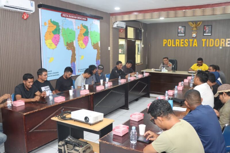 Pertemuan antara Kapolresta Tidore dan Komunitas Wartawan Kota Tidore (Kwatak)