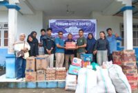 Perwakilan OKP dan BEM yang tergabung dalam Forkot Sofifi memberikan bantuan kepada korban bencana banjir di Halmahera Barat.
