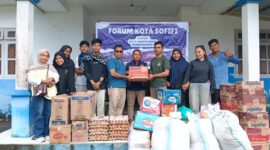 Perwakilan OKP dan BEM yang tergabung dalam Forkot Sofifi memberikan bantuan kepada korban bencana banjir di Halmahera Barat.