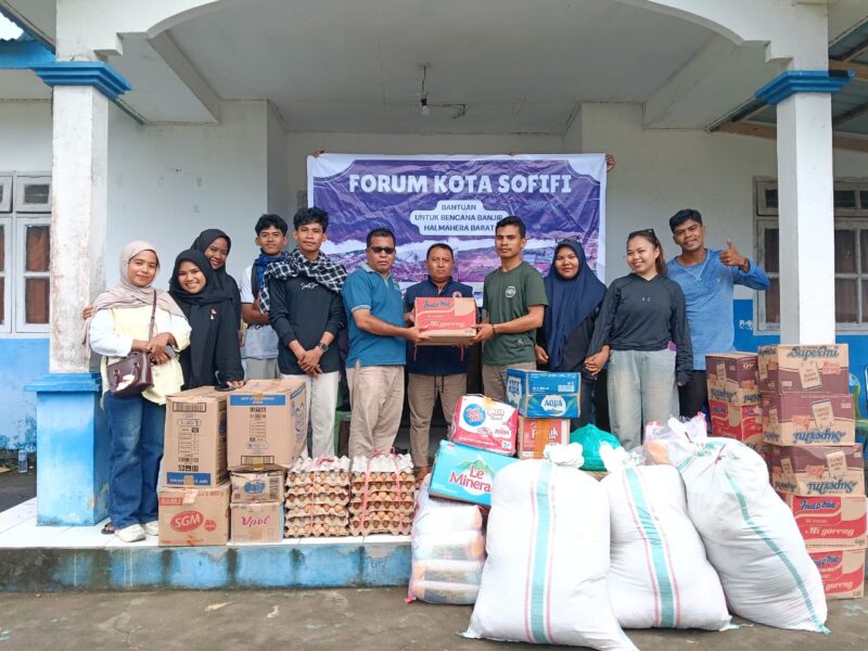 Perwakilan OKP dan BEM yang tergabung dalam Forkot Sofifi memberikan bantuan kepada korban bencana banjir di Halmahera Barat.