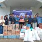Perwakilan OKP dan BEM yang tergabung dalam Forkot Sofifi memberikan bantuan kepada korban bencana banjir di Halmahera Barat.