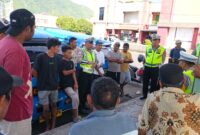 Anggota Satlantas Polresta Tidore saat melakukan edukasi dan pembinaan terhadap warga pelanggaran tata tertib lalu lintas. 